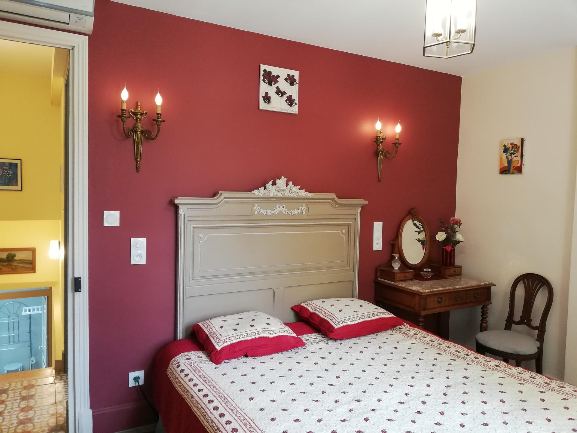 Lit et décor rétro du gîte Le coin rétro