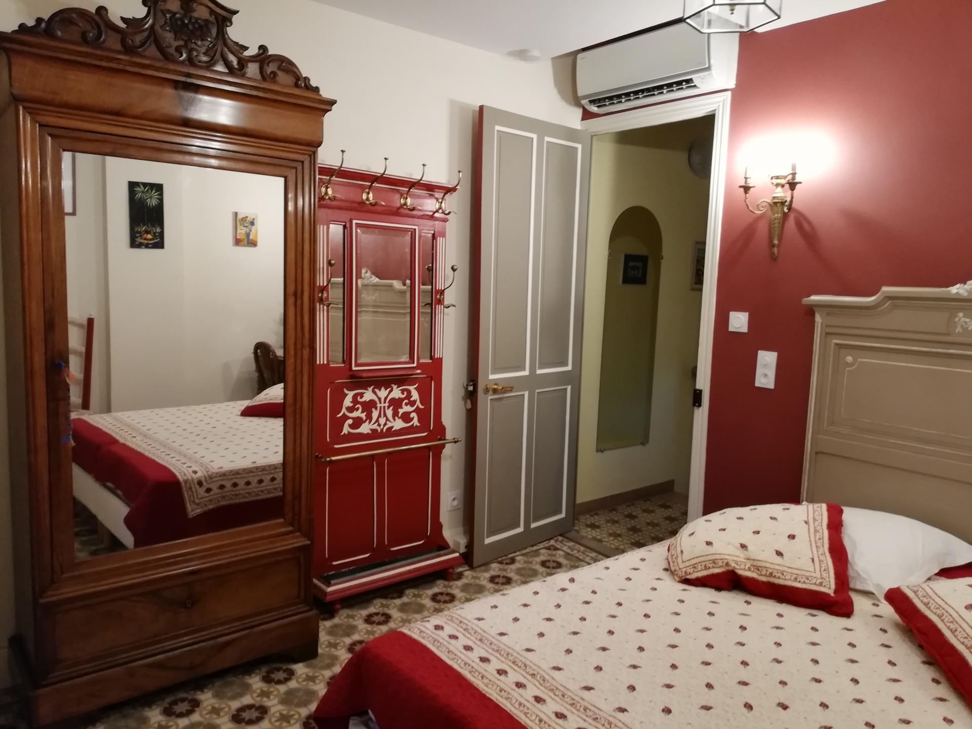 Chambre rétro rouge du gîte Le coin rétro