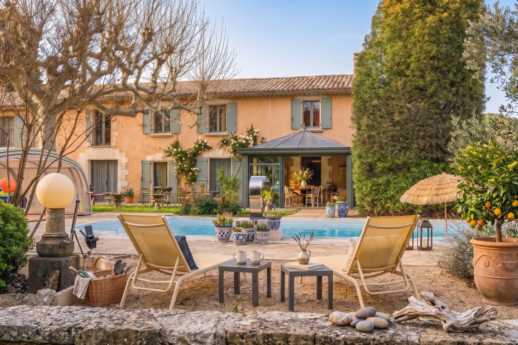 Espace détente au bord de la piscine en Provence