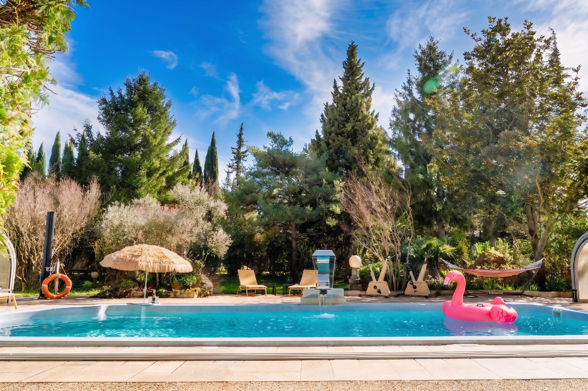 Grande piscine du gîte Le Jardin Provençal en Vaucluse