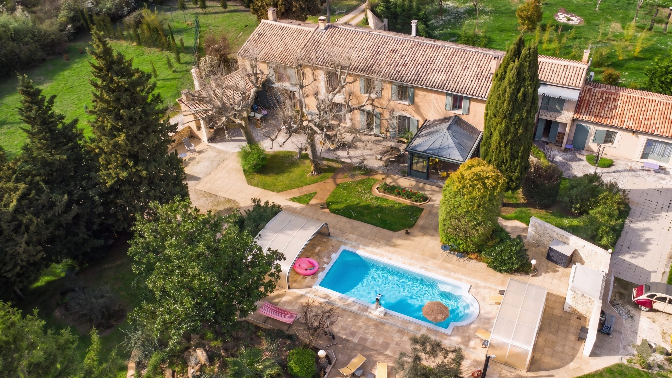 Vue aérienne du mas Le Jardin Provençal au Thor avec grande piscine