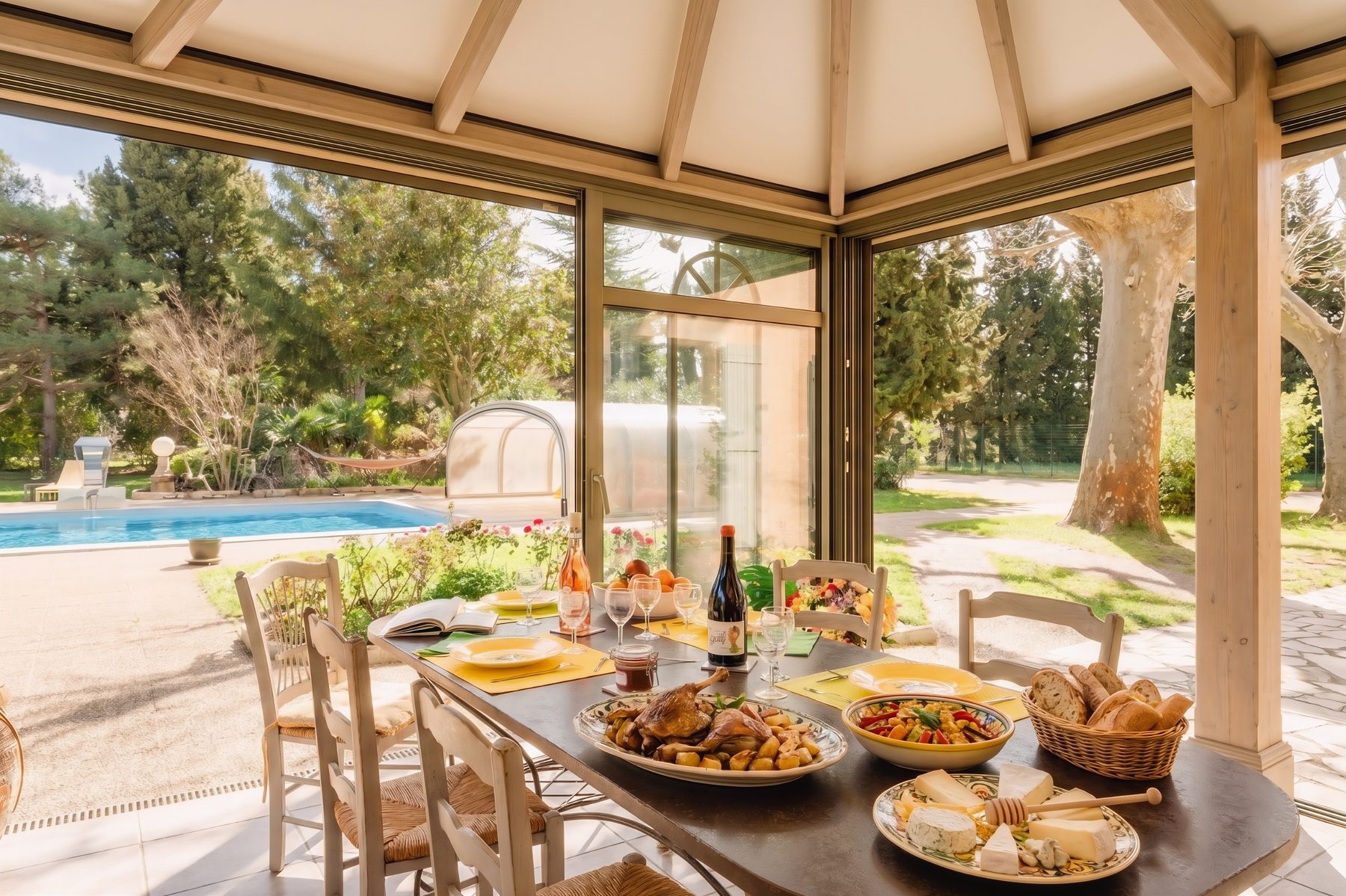 Coin repas près de la piscine du Jardin Provençal