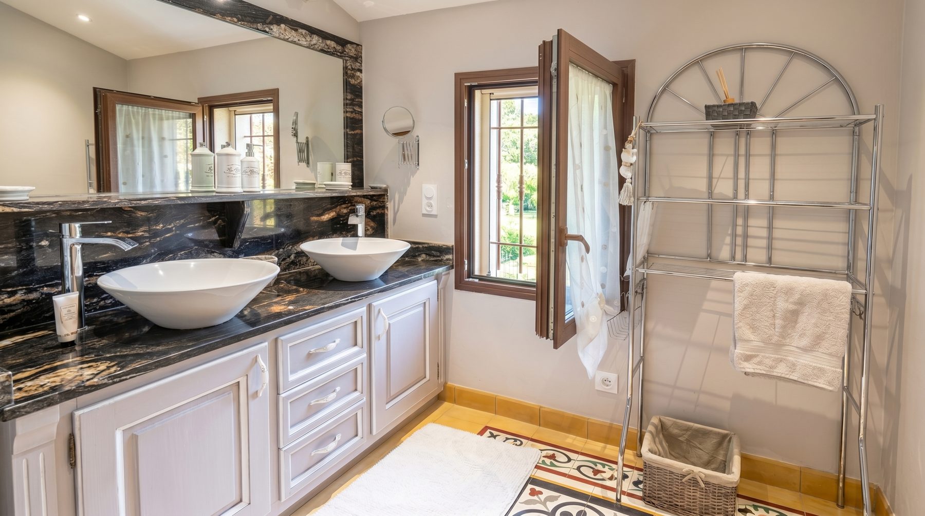 Salle de bain spacieuse du gîte Le Jardin Provençal