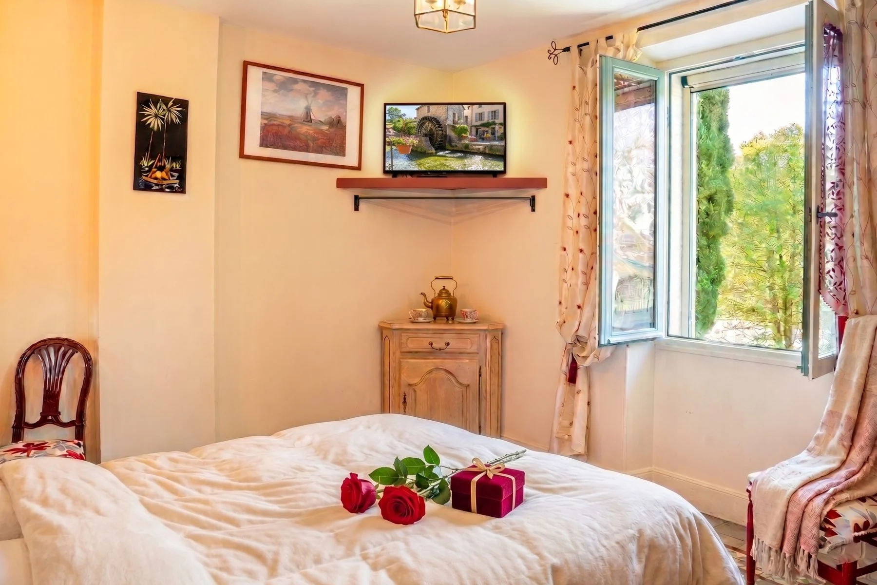Une chambre ouverte sur le jardin