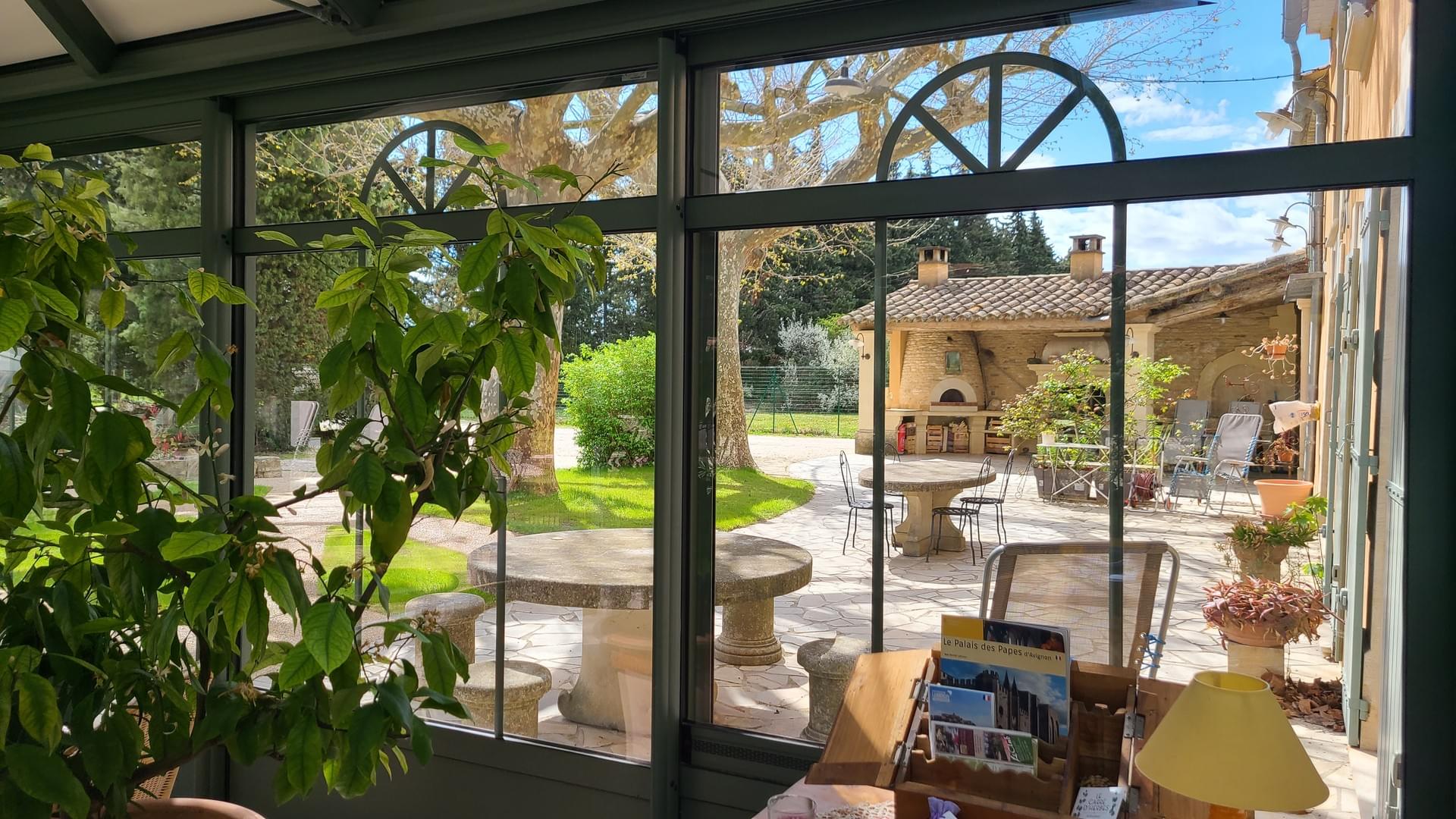 Véranda et terrasse du gîte Un doux reflet de Provence